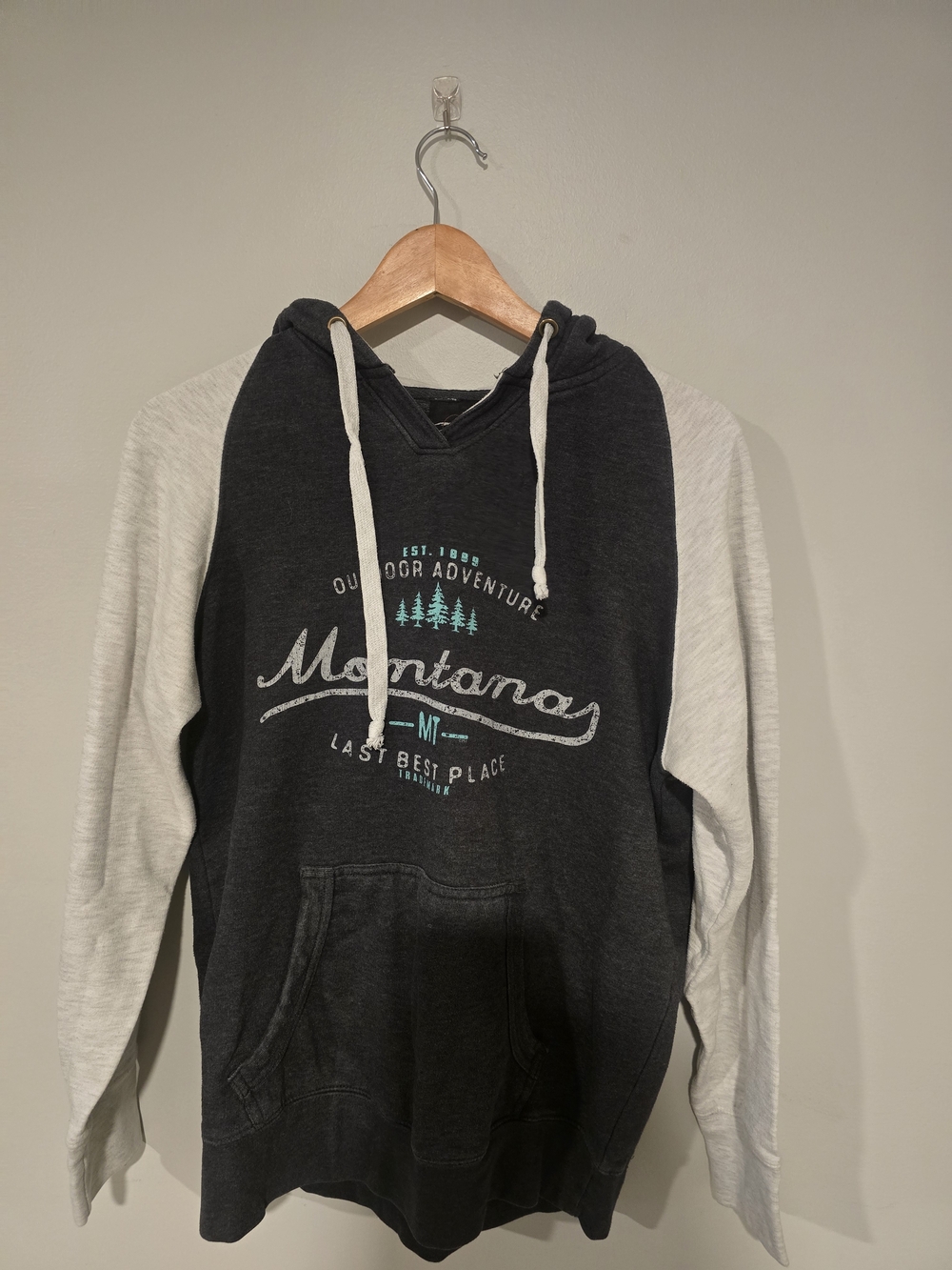 Montana Graphic Hooded Pullover Sweatshirt - Black & White
